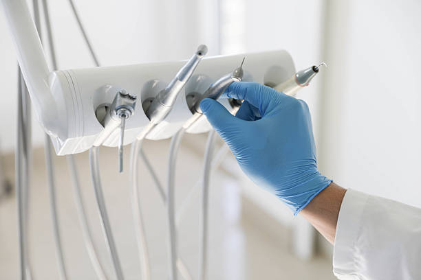 Professional Emergency Dentist technician working in North Springfield, VA